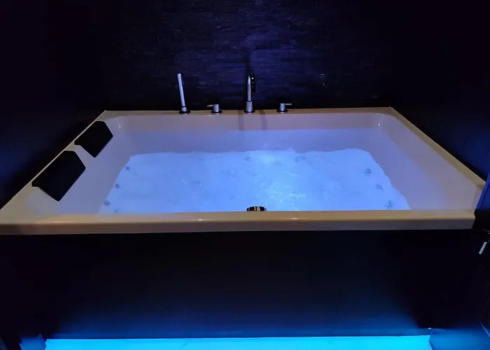 Urban Elite Private 2 Person Jacuzzi Hanza Tower