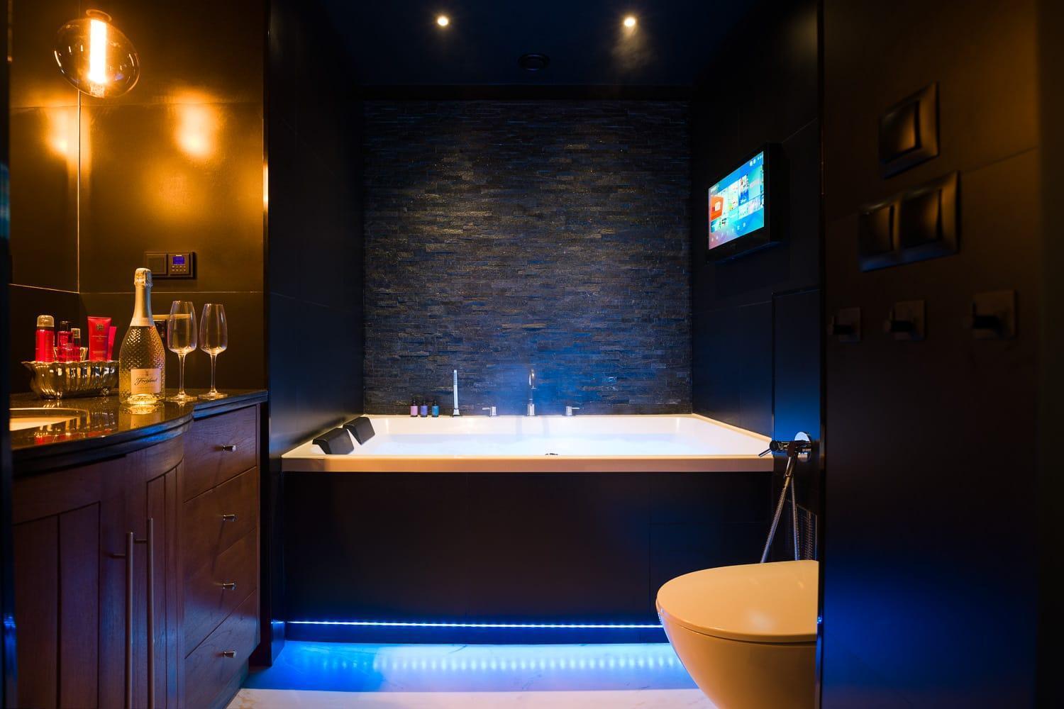 Urban Elite Private 2 Person Jacuzzi Hanza Tower
