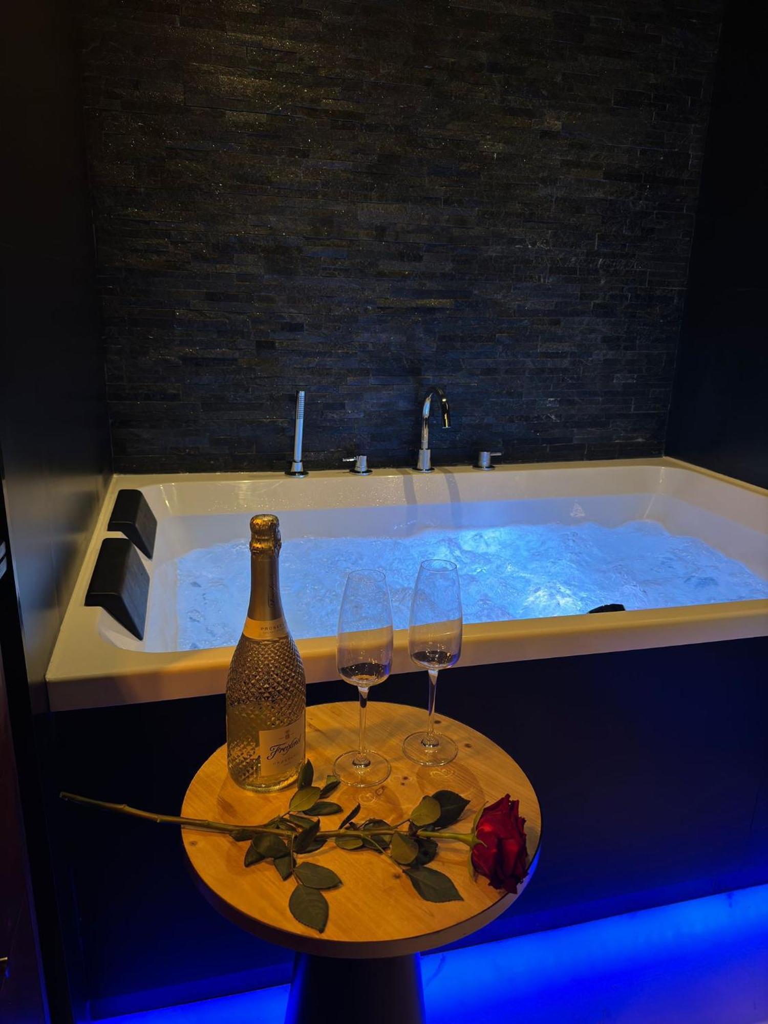 Apartment Urban Elite Private 2 Person Jacuzzi Hanza Tower